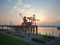夕阳下的长江江滩