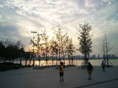 夕阳下的长江江滩